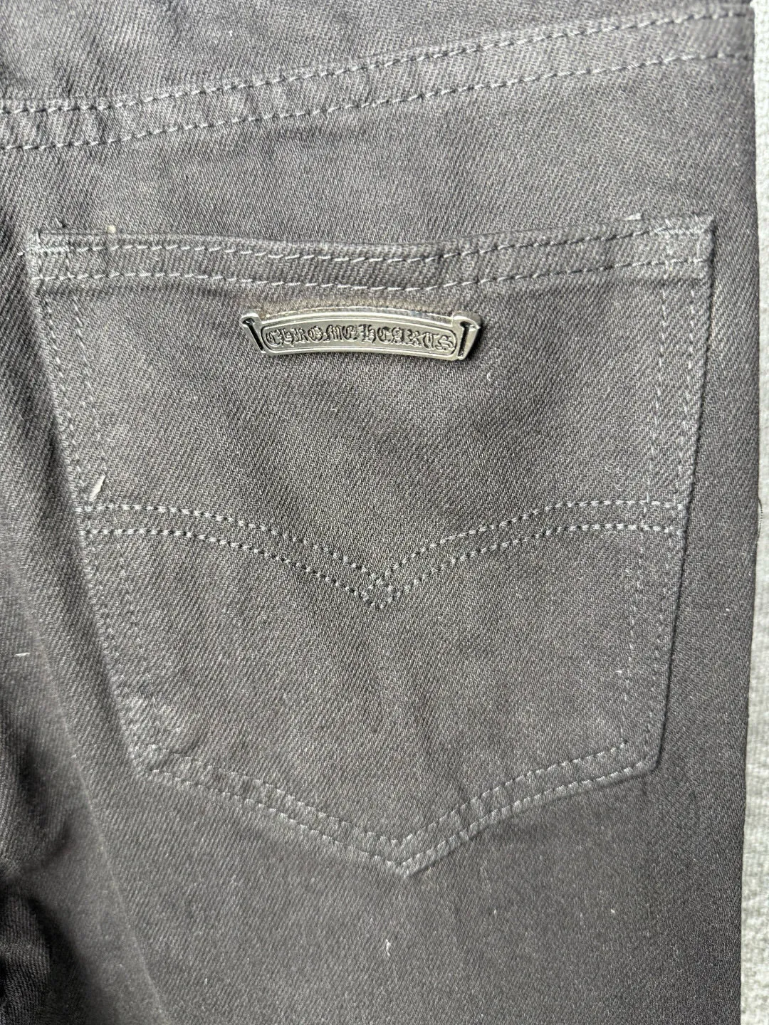 P250 💰 (Top version) Chrome Hearts black denim jeans with purple leopard print. CH jeans need to be washed and then disassembled and hand-stitched with sheepskin cross leather and then spliced ​​together to complete. The whole piece has too many craftsmanship to describe. The patches are embellished with cross patterns and the high-waisted washed jeans! ! Absolutely high-end luxury products, god-level single products and super popular products, made with top heavy industry, a must-see magic weapon. Customized hardware. The fabric is thick and soft after washing. It has good breathability. Customized small leather label. Unique design. The details are simple and elegant, and the workmanship is exquisite. The entire trousers are neatly routed and the details are in place! It’s so cool that both men and women can easily control the genderless trend! Color: Black Size: 28-30-32-34-36 (corresponds to S-M-L-XL-XXL)